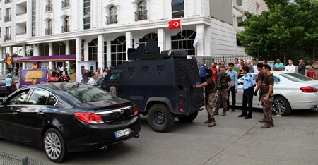 Erzurum’da 1’i polis 4 kisinin yaralandigi olayin ardindan 2 kisi daha tabancayla vuruldu