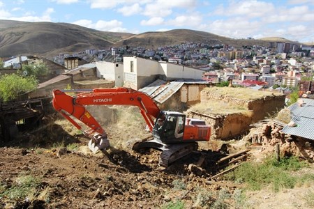 Harabe binalarin yikim çalismalari devam ediyor