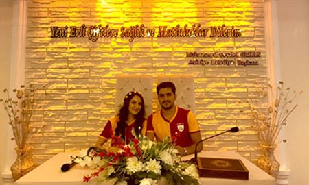 Nikah masasina Galatasaray formasiyla oturdular