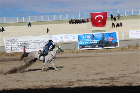 Erzurum’da yem ödüllü cirit turnuvasi