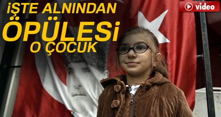 Atatürk posterli Türk bayragini öpen ögrencinin kim oldugu ortaya çikti