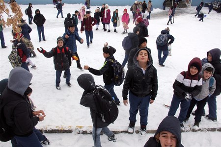 Erzurum’da kar yagisi çocuklarin eglencesi oldu