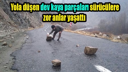 Yola düsen dev kaya parçalari sürücülere zor anlar yasatti