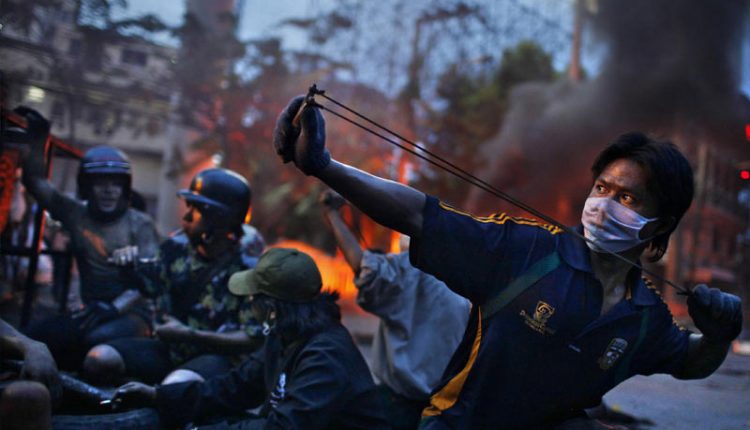 Kirmizi gömlek protestoculari