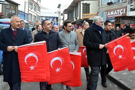 AK Parti Erzurum Il Baskanligi’ndan vatandasa 100 Bin Türk Bayragi