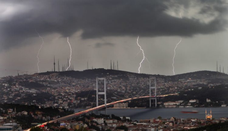 Istanbul sabaha firtina ile uyandi