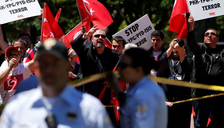 Türkiye Büyükelçiligi önündeki kavga