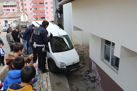 Direksiyon hakimiyetini kaybetti, bahçe duvarindan asagi düstü