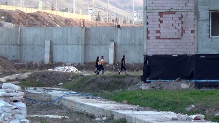 Fotograf çekmek için yüksek binanin tepesine çikan genç, polisi alarma geçirdi