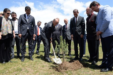 Okul bahçesine 300 adet fidan dikildi