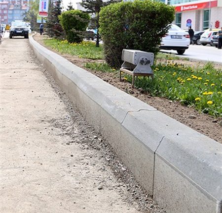 Büyüksehir orta refüjleri beton bordürlerle yeniliyor