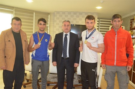 Erzurum Gençlik Hizmetleri ve Spor Il Müdürü Taskesenligil basarili boksörleri kutladi