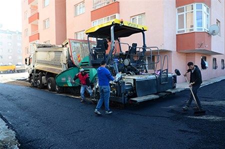 Baskan Bulutlar, asfalt çalismalarini yerinde inceledi