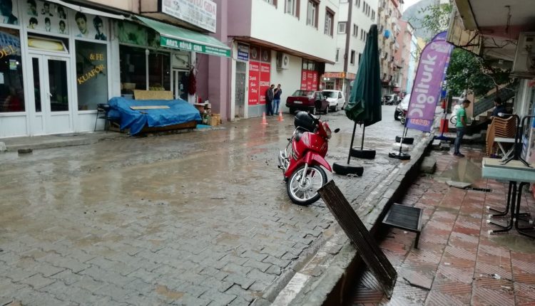 Erzurum’da saganak yagis sonrasi is yerleri su altinda kaldi