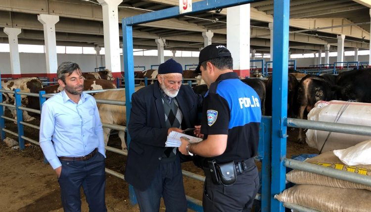 Hayvan Pazarinda ki vatandaslar sahte para konusunda uyarildi