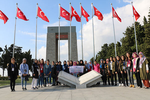 Cumhuriyet’in kizlari Yakutiye Belediyesi katkisiyla tarih gezisi yapti