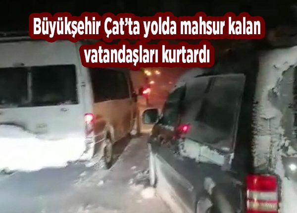 Büyüksehir Çat’ta yolda mahsur kalan vatandaslari kurtardi