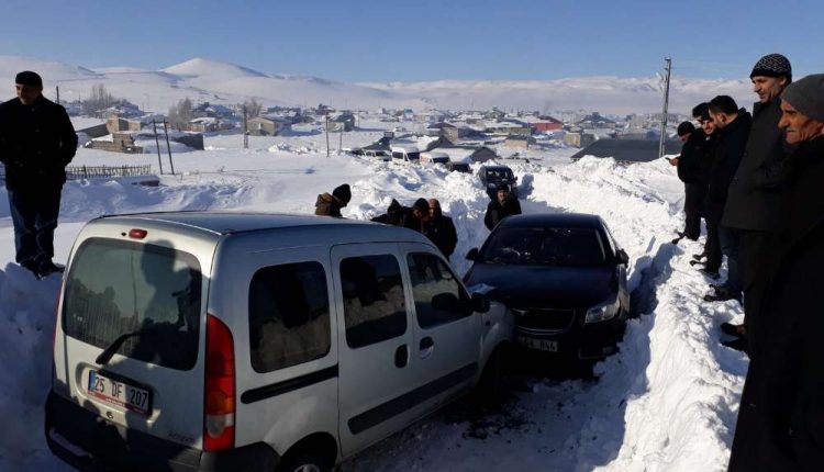 Taziye yolunda trafik kazasi: 5 yarali