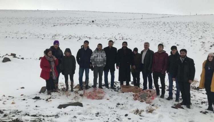 Erzurum’da gönüllü vatandaslar dogaya yem birakti