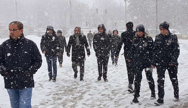 Dogu’da vatandaslar sandiga kar yagisi altinda gitti