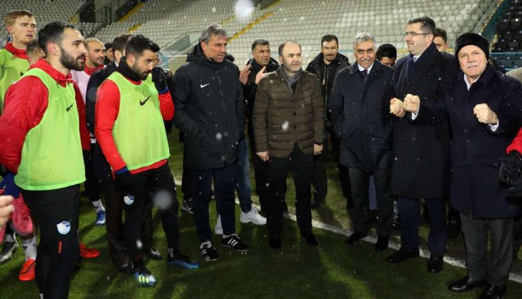 Baskan Sekmen Erzurumspor’u motive ediyor