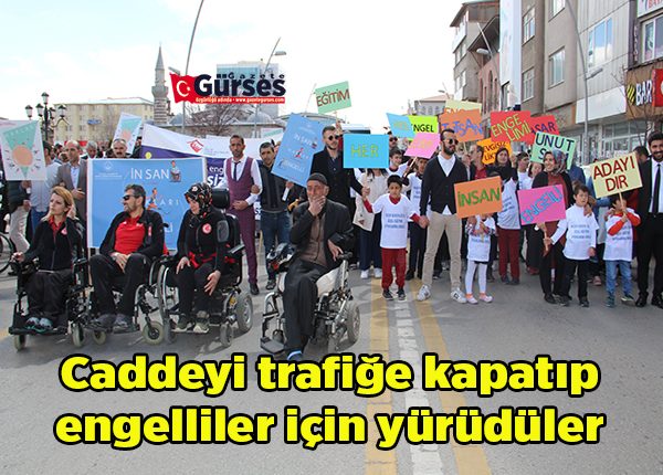 Caddeyi trafige kapatip engelliler için yürüdüler