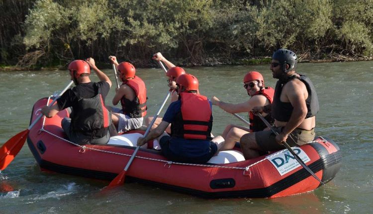 Erzurum Valisi Memis, Çoruh’ta rafting yapti