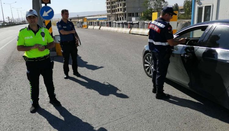 Jandarma trafik ekiplerinden “Hayati korumak için kemerin ses getirsin” uygulamasi