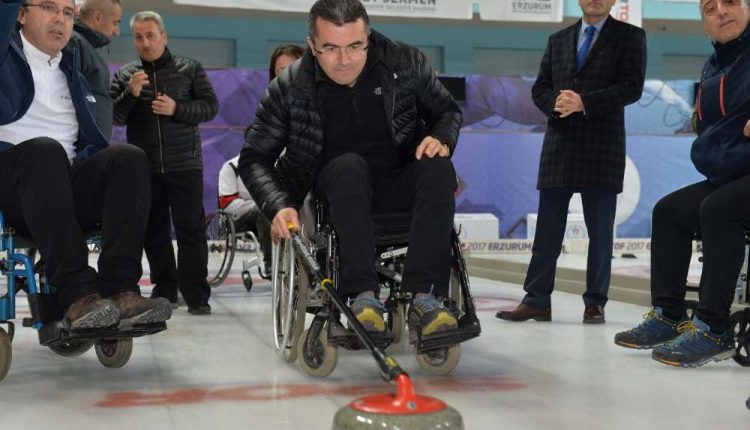 Protokol üyeleri ile ‘Tekerlekli Sandalye Curling Milli Takimi’ hazirlik maçi yapti