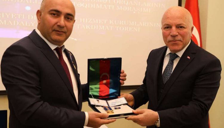 Azerbaycan Cumhurbaskani Aliyev’den Sekmen’e onur madalyasi