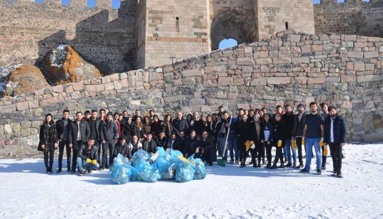 Ögrenciler, “Temiz kale güzel Pasinler” sloganiyla Pasinler Kalesindeki çöpleri topladilar