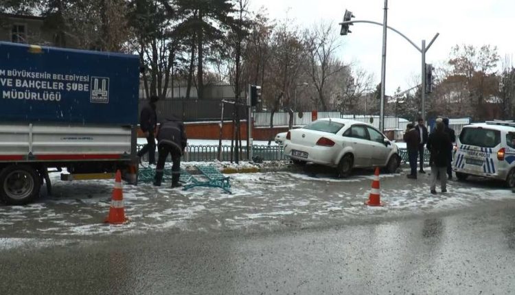 Buzlu zeminde kayan otomobil refüje çikti