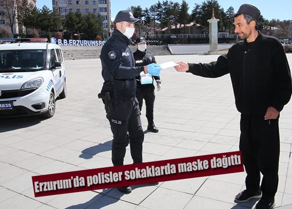 Erzurum’da polisler sokaklarda maske dagitti