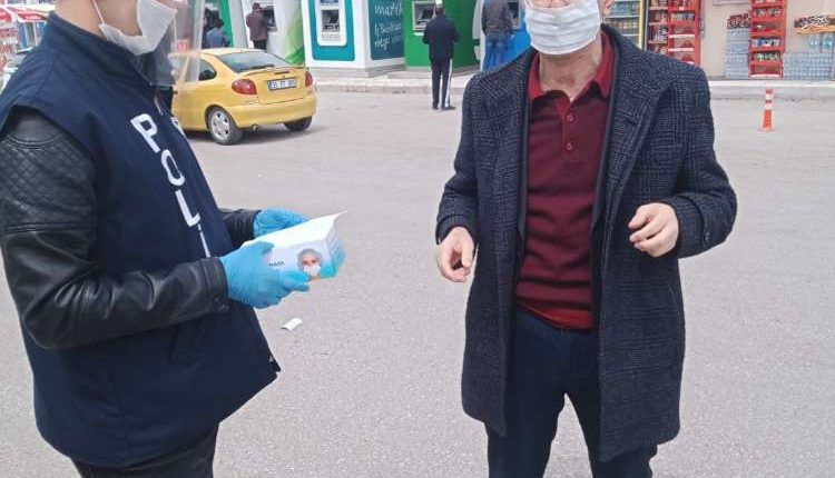 Erzurum’da polisin denetimleri ve maske dagitimi devam ediyor