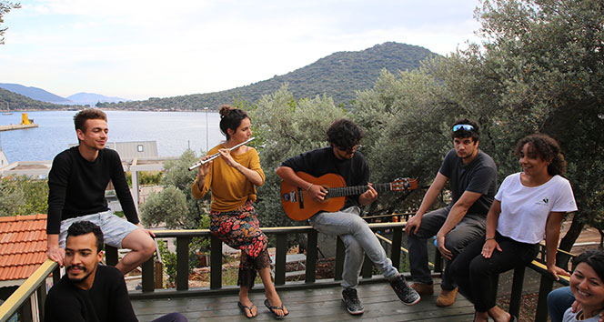 Korona sebebiyle mahsur kalan turistler, turizm merkezinde hem çalisip hem tatil yapiyorlar