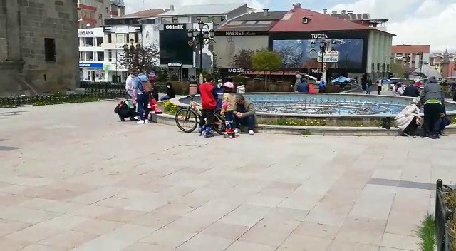 Erzurum’da çocuklarin paten ve bisiklet keyfi