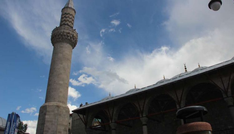 Cami ve Minaresi birbirinden ayri olan tarihi yapi dikkatleri üzerine çekiyor