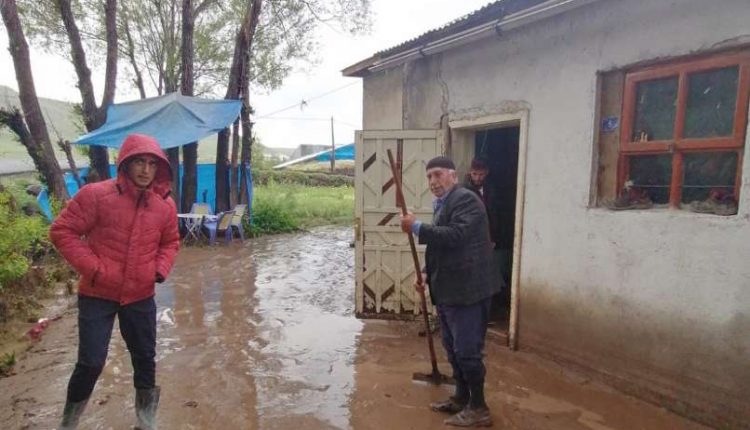 Yagis sonrasi dere tasti, evleri su basti