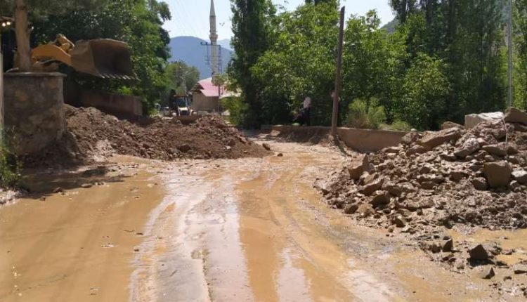 Ispir’de etkili olan sel yollari kapatti, araçlar mahsur kaldi