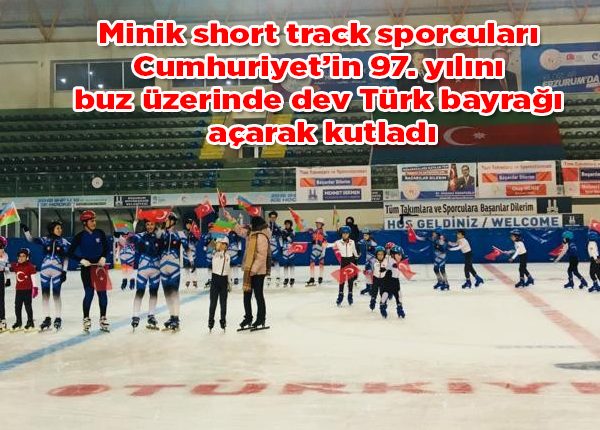 Minik short track sporculari Cumhuriyet’in 97. yilini buz üzerinde dev Türk bayragi açarak kutladi