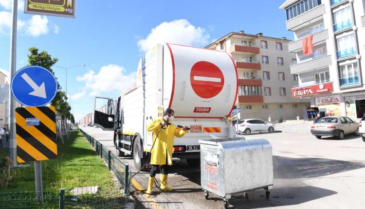 Çöp konteynerleri özel araçla dezenfekte ediliyor