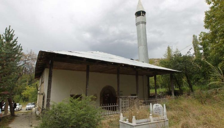 400 yillik tarihi Tahtali Cami görenleri etkiliyor