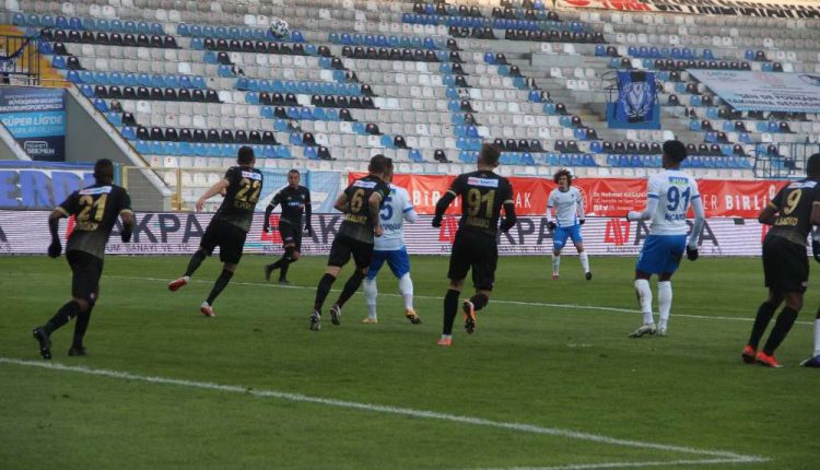 Süper Lig’in 14. haftasinda Denizlispor deplasmanda BB Erzurumspor karsisinda ilk yariyi 1-0 önde kapatti.