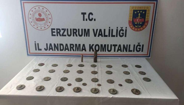 Jandarma tarihi eser kaçakçilarini yakaladi