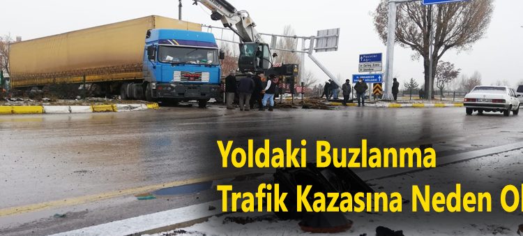 Yoldaki buzlanma trafik kazasina neden oldu