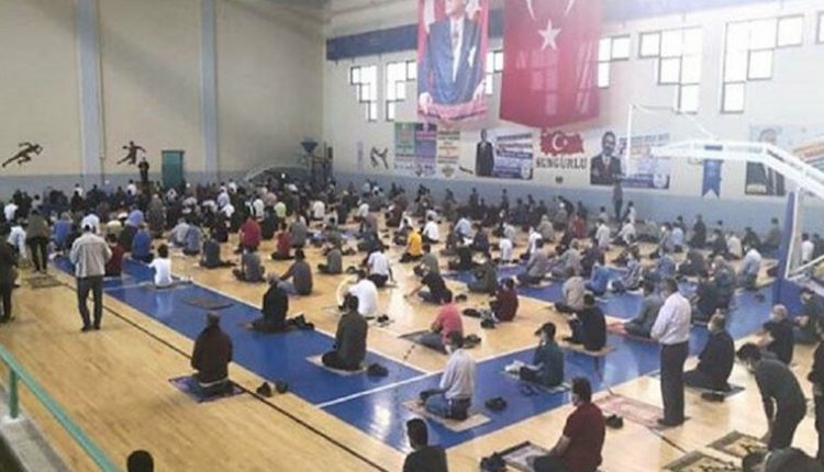 Cuma namazlari korona tedbirleri kapsaminda spor salonlarinda da kilinabilecek