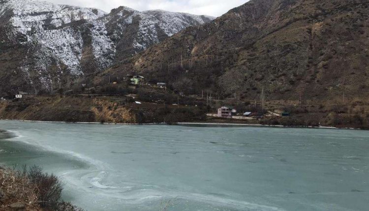 Ispir’de Çoruh Nehri buz tuttu