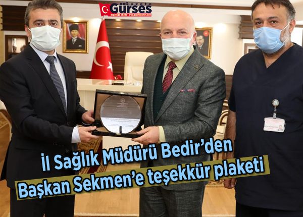 Il Saglik Müdürü Bedir’den Baskan Sekmen’e tesekkür plaketi