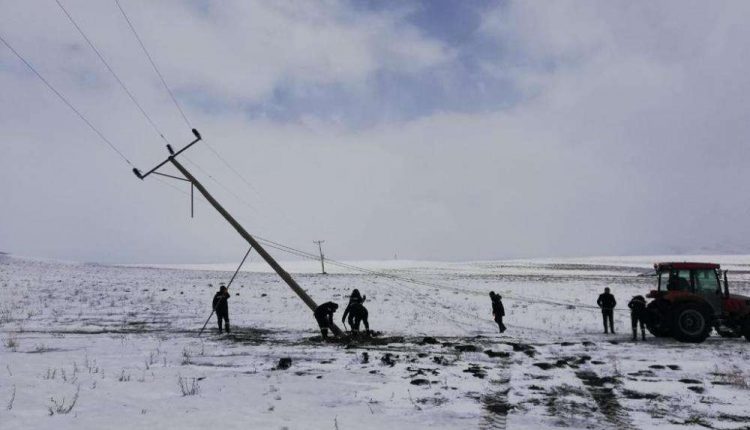 Firtina enerji nakil hatlarina zarar verdi