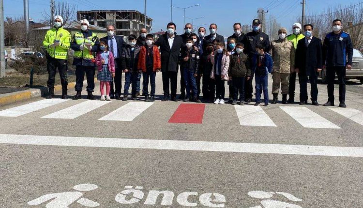 Horasan’da yaya geçitlerinde ‘Kirmizi çizgi’ etkinligi